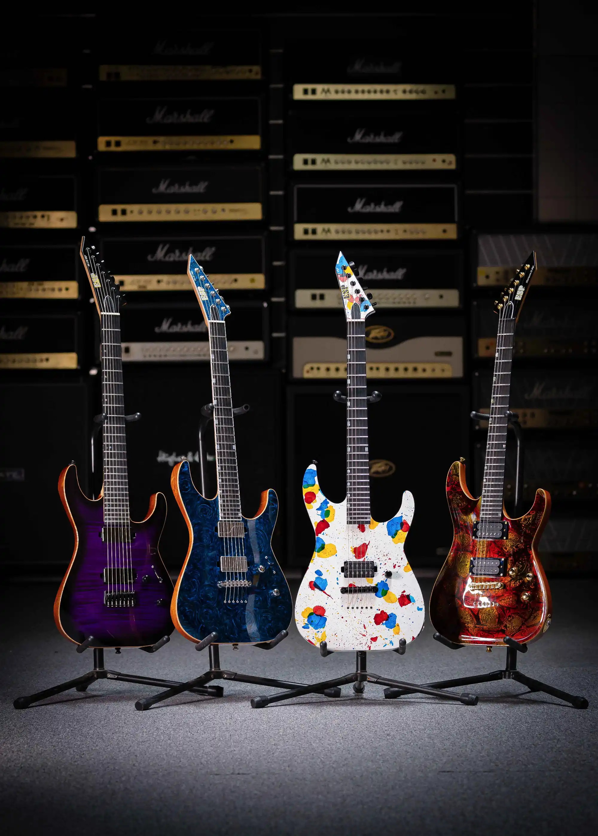 Guitare folk vintage et naturelle : finitions nitro, sunburst et gomme-laque – lutherie artisanale