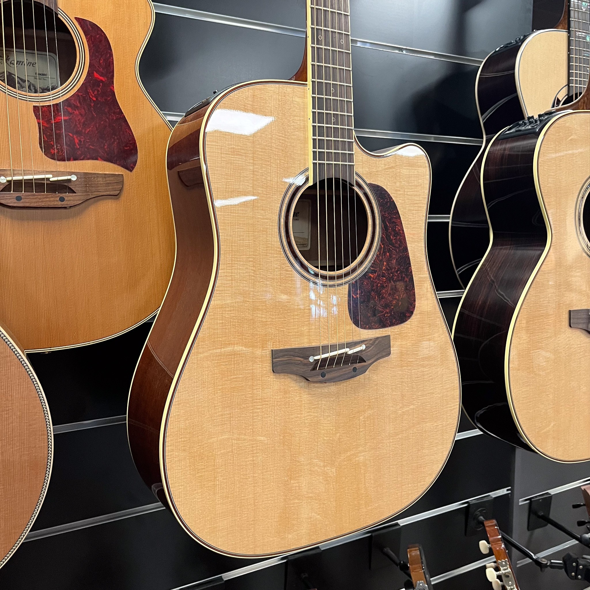 Takamine P4DC