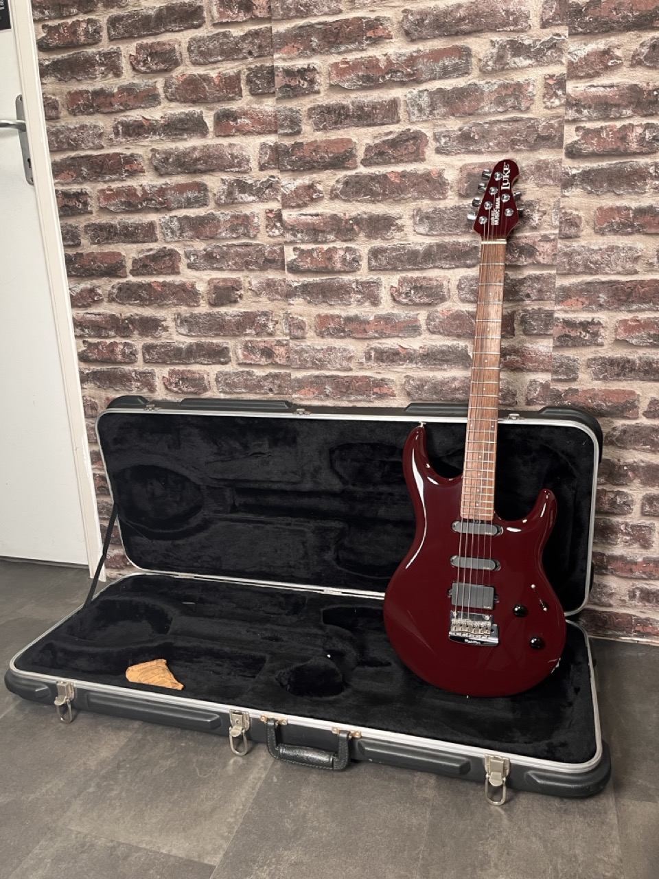 Music Man Luke II Rolls Burgundy OCCASION