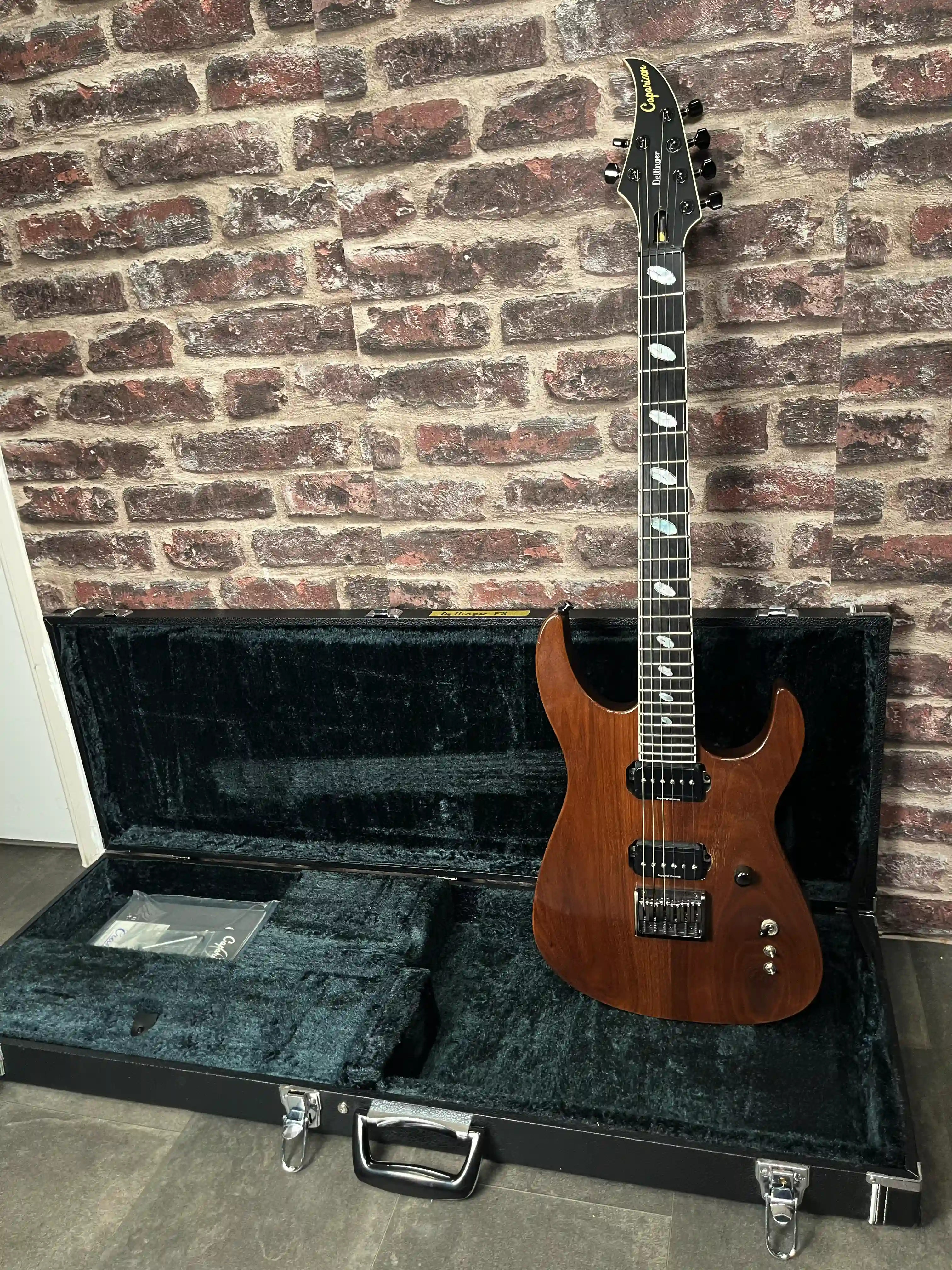 Caparison Dellinger–WB‑FX 6 cordes Walnut top OCCASION