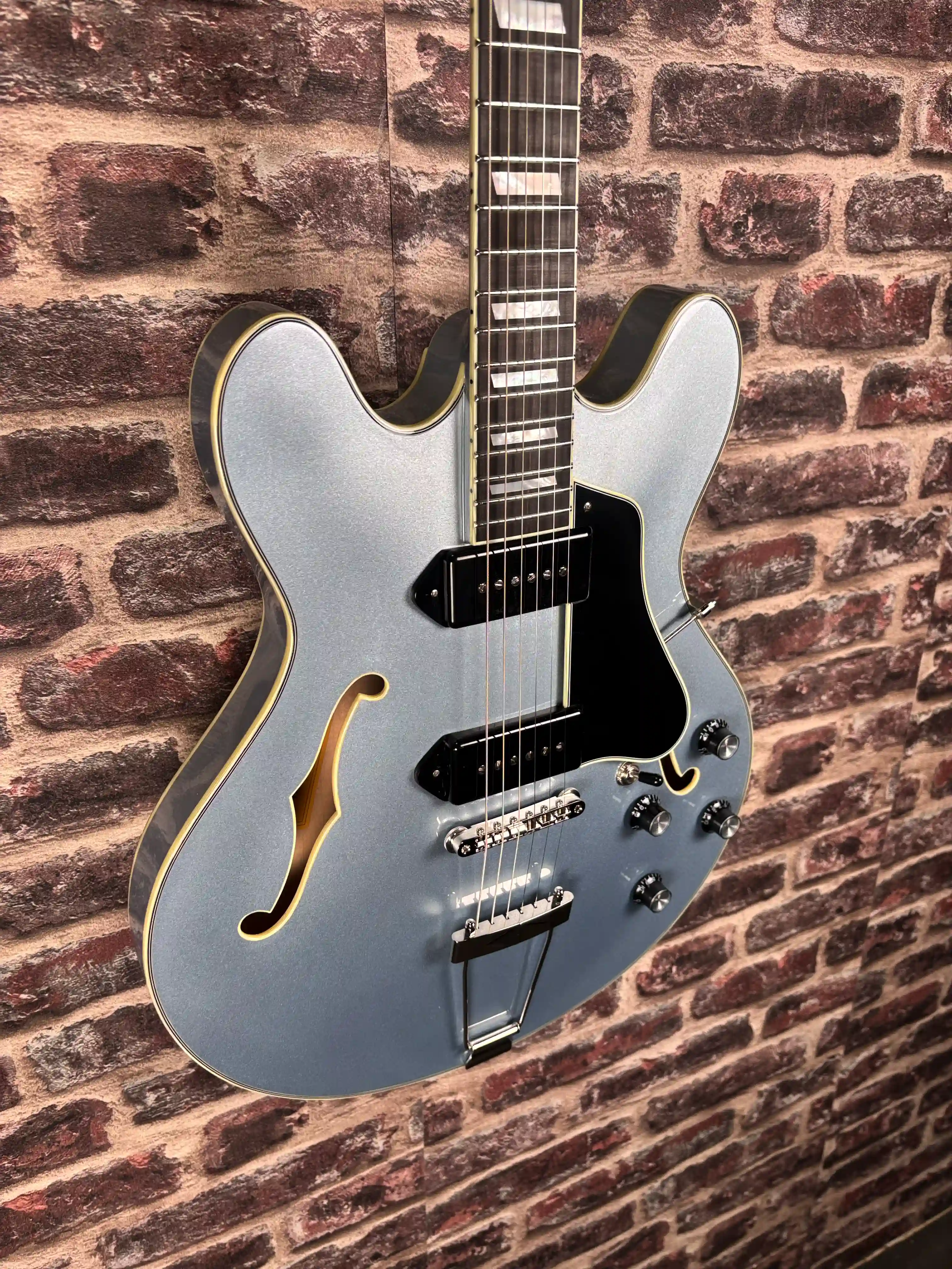 Eastman T64‑T Trapeze Iced Blue Metallic