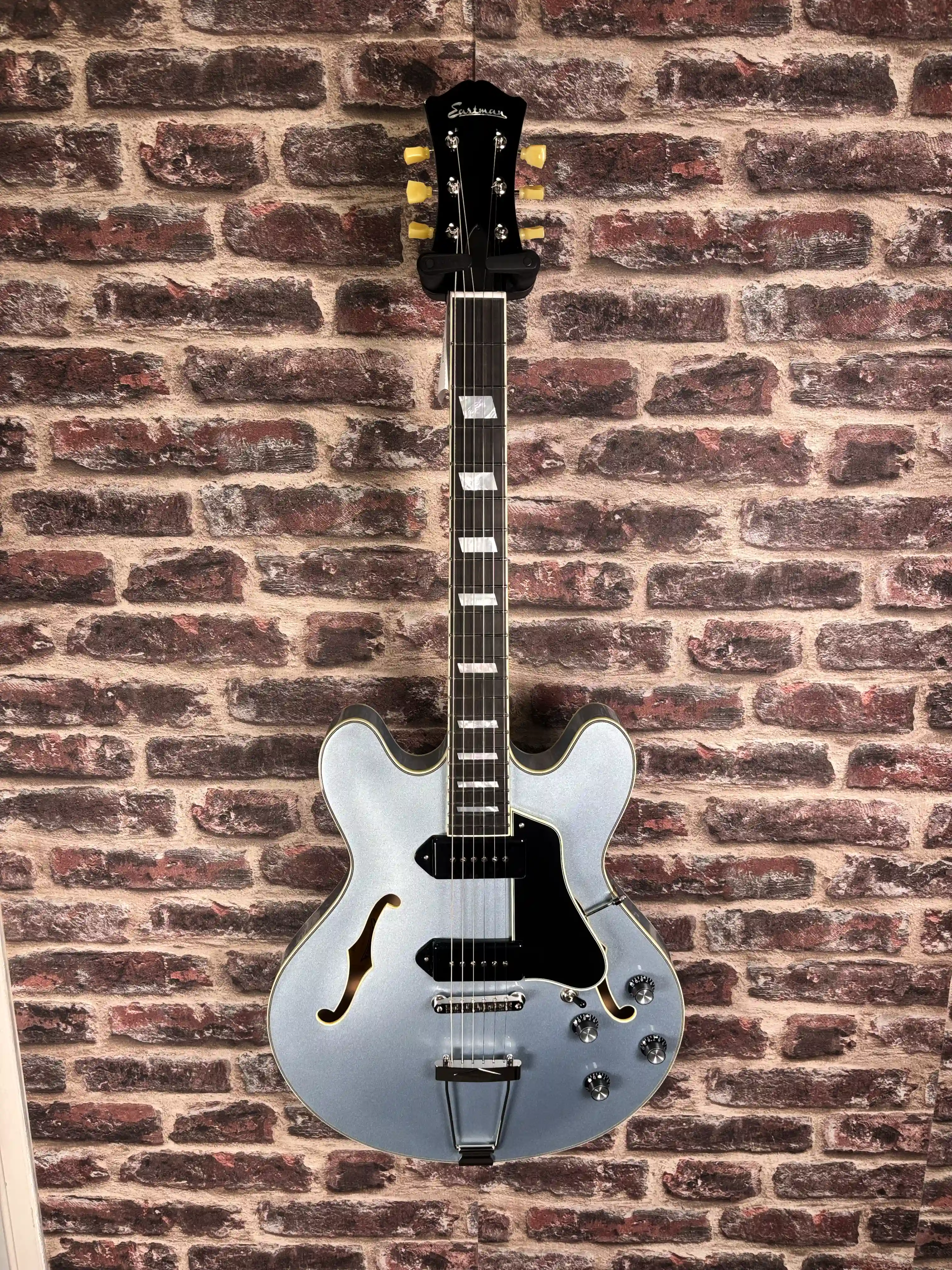 Eastman T64‑T Trapeze Iced Blue Metallic