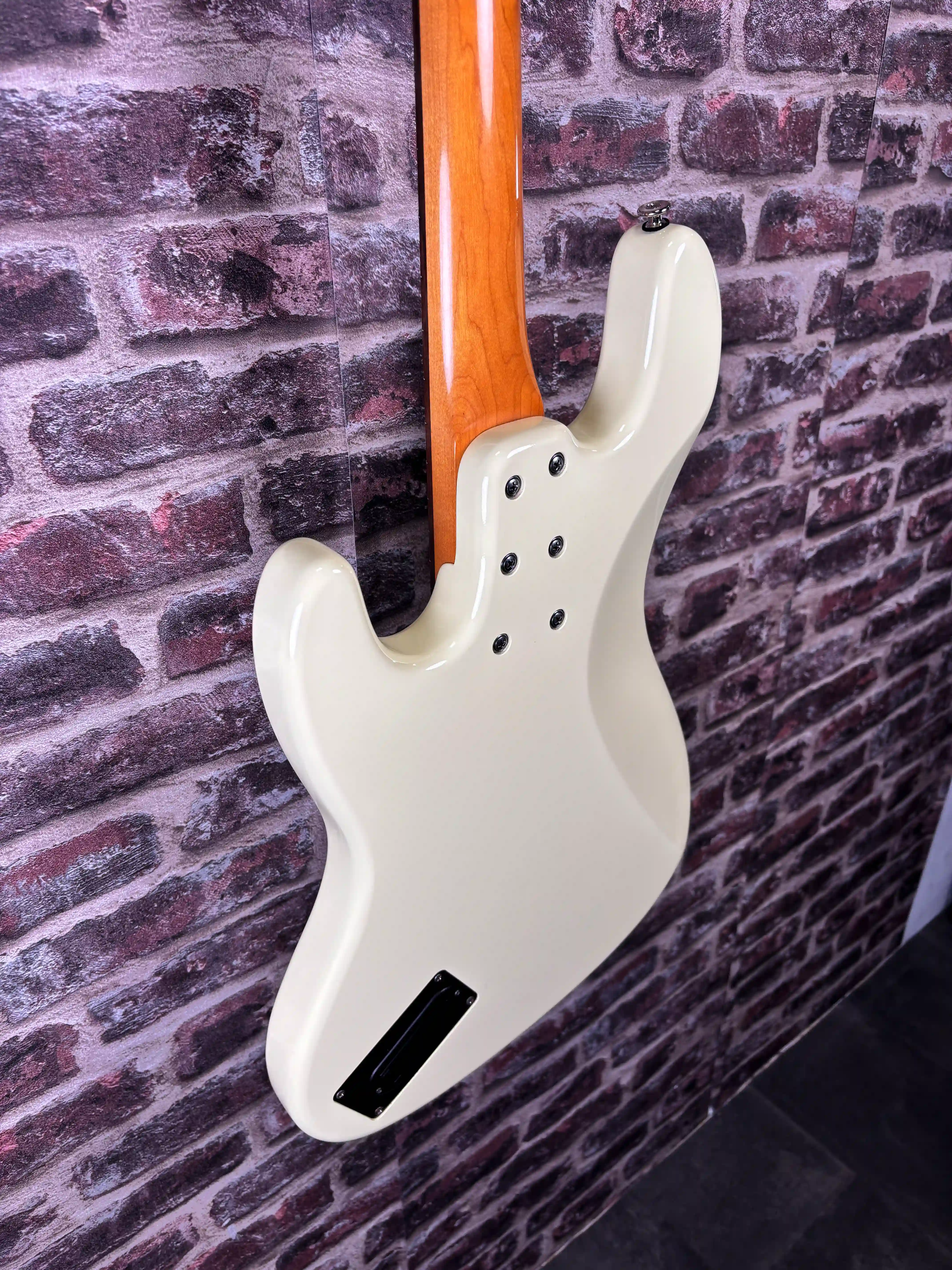 Sandberg California TM4 RW Creme Highgloss OCCASION