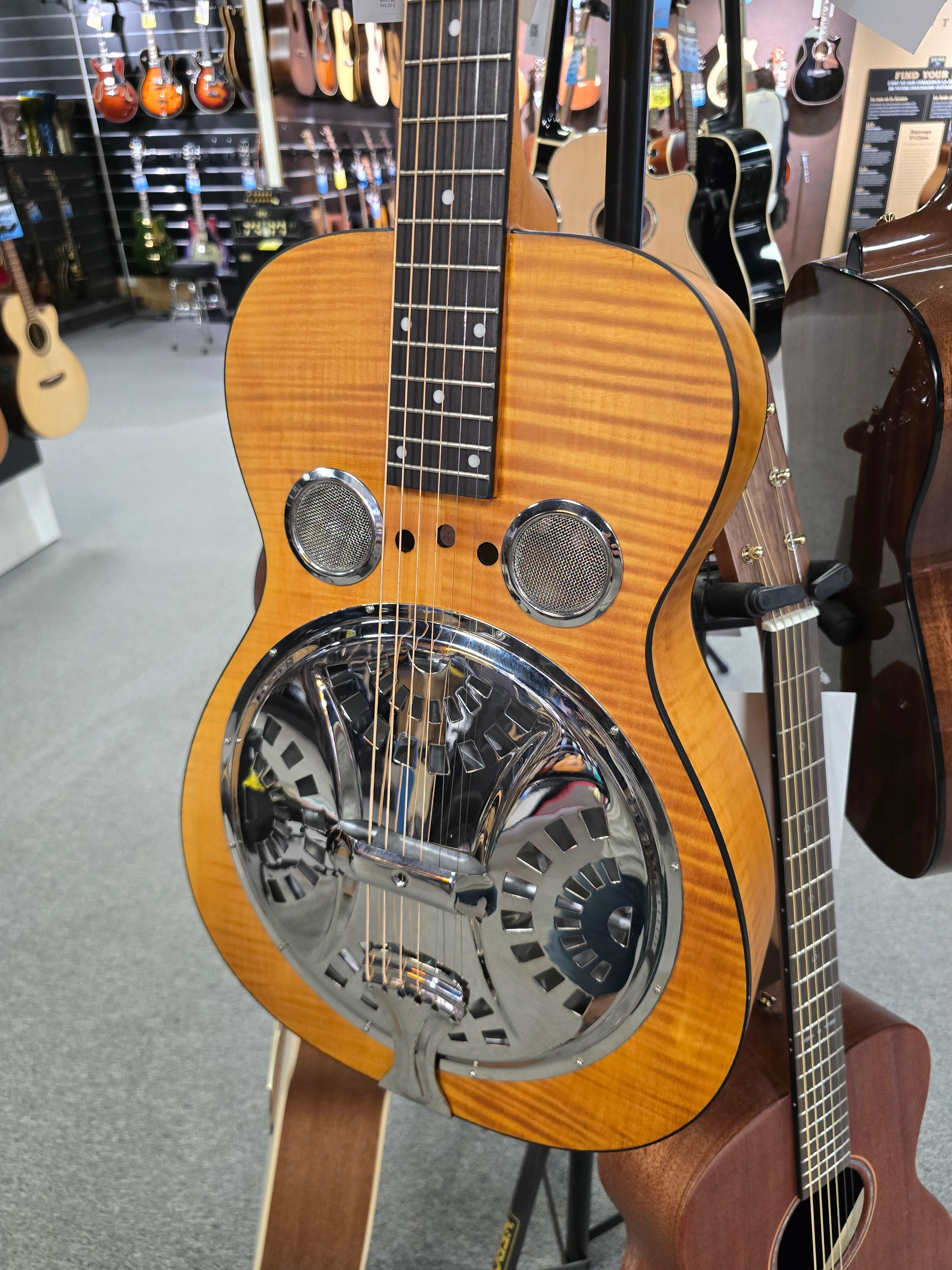 Dobro Hound Dog Deluxe Round Neck OCCASION
