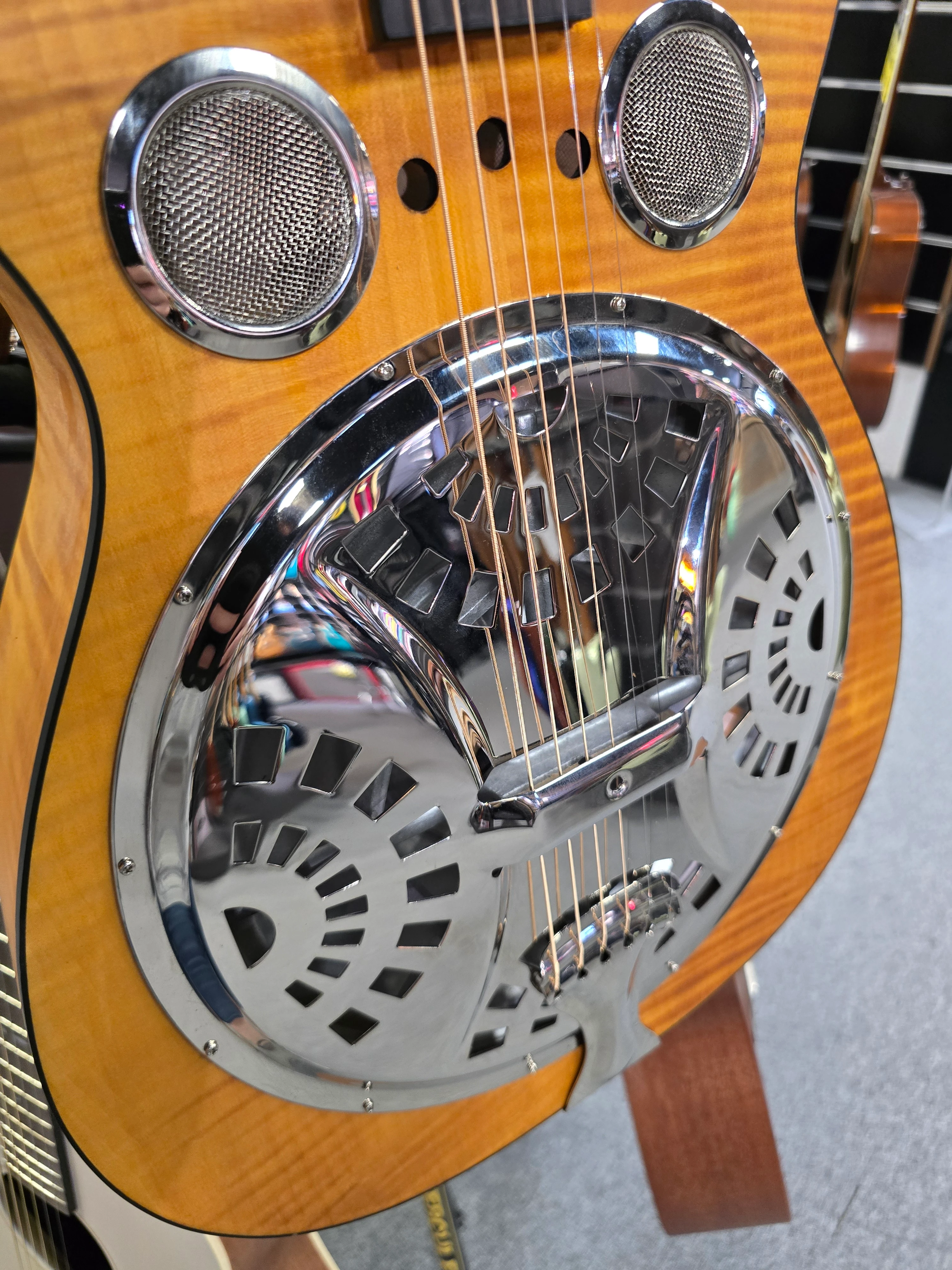 Dobro Hound Dog Deluxe Round Neck OCCASION