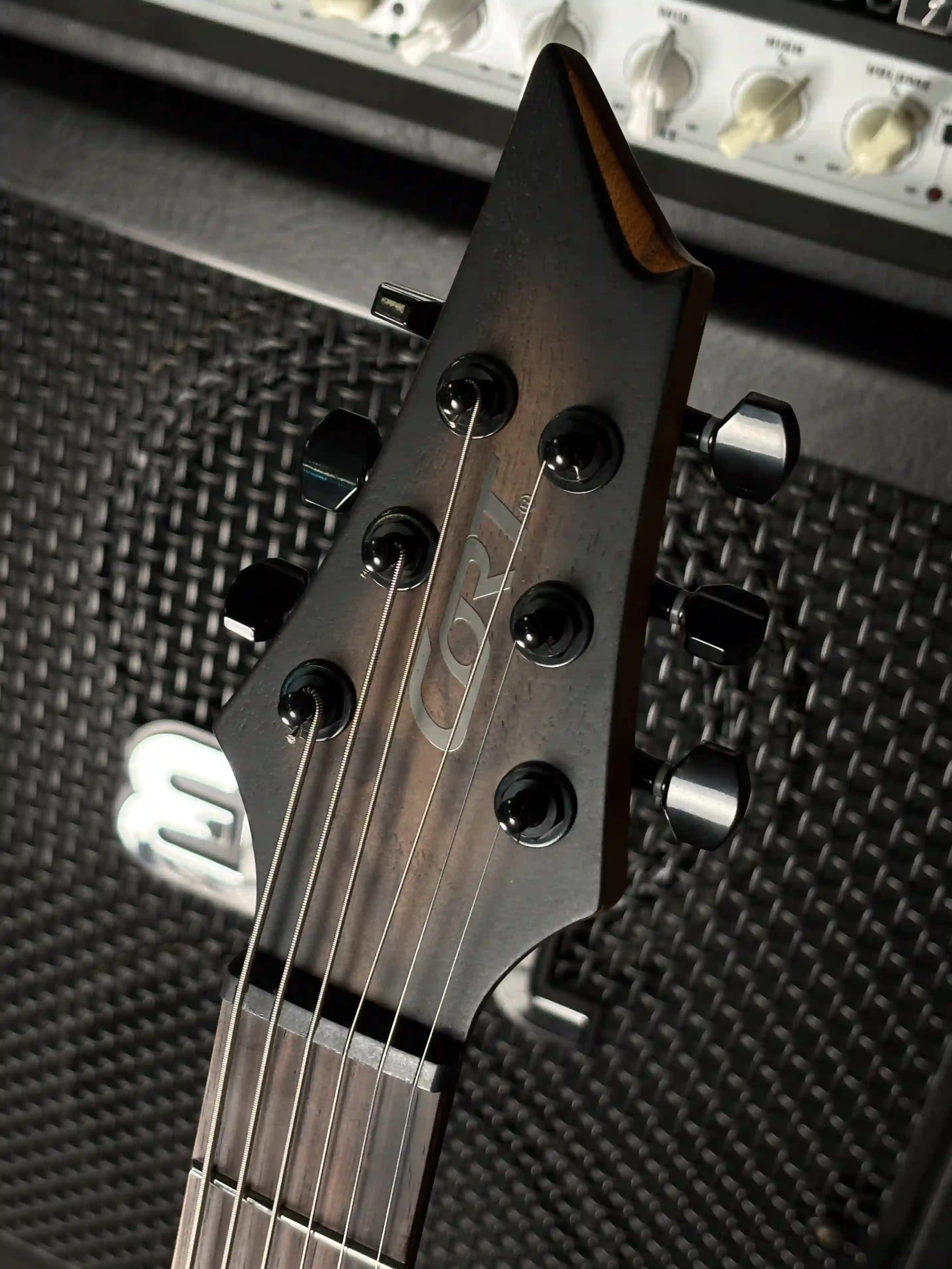 Cort KX500 Pale Moon Natural Black Burst Baritone